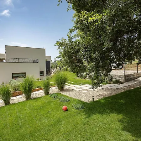 One Way Nyaraló Banjole